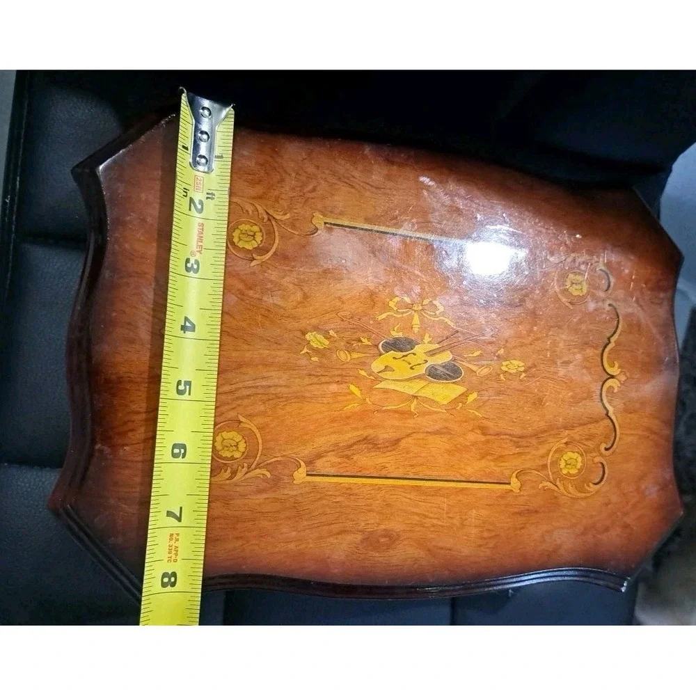 wooden jewelry‎ box with violin pictured on top